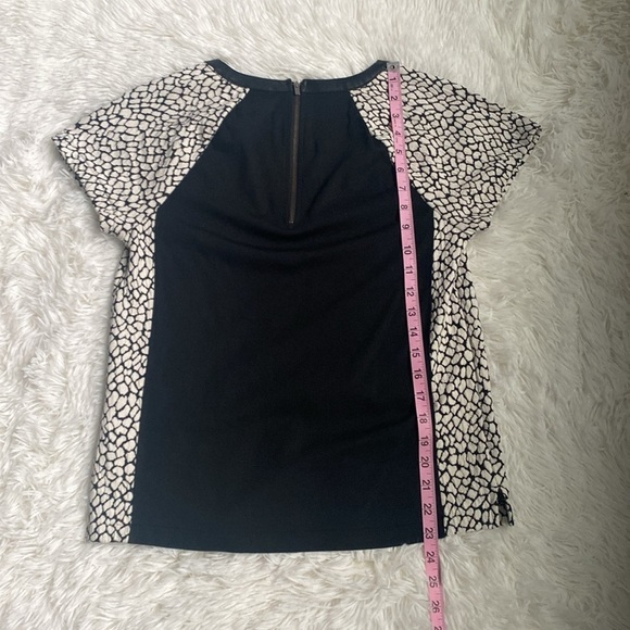 Banana republic short sleeve black-and-white printed top. Size medium. - Picture 6 of 8